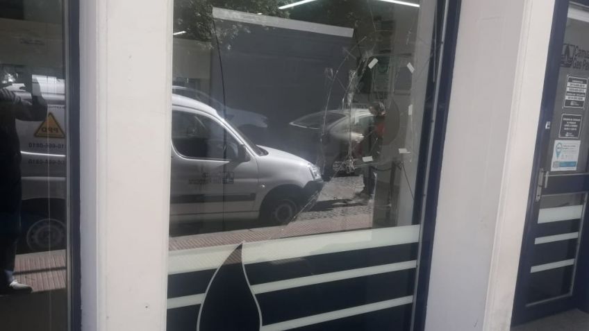 Rompieron ventanal de las oficinas de Camuzzi con un adoquín 