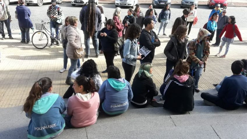 Padres y alumnos pidieron por la llegada de los fondos para la finalización de Polivalente
