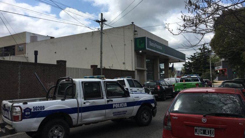 Asalto a metros del Banco Provincia: la Policía sospecha de un autorobo