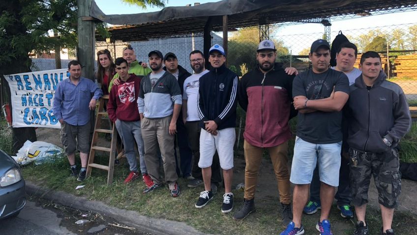 Trabajadores montaron una carpa y mantienen la guardia en la puerta de Metalúrgica