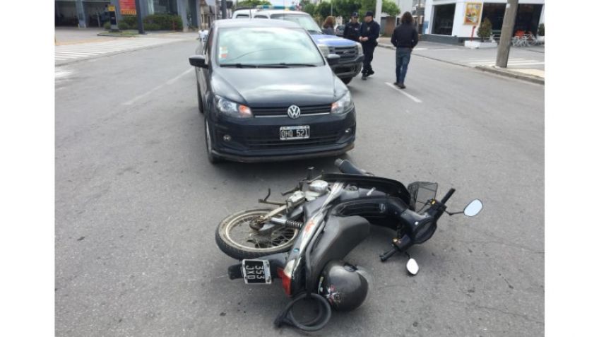 Choque entre camioneta y moto: una mujer herida
