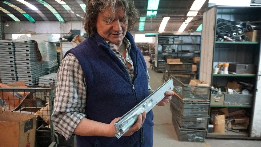 Mascetti con un quemador de los calefactores, una pieza elaborada con gran precisión.