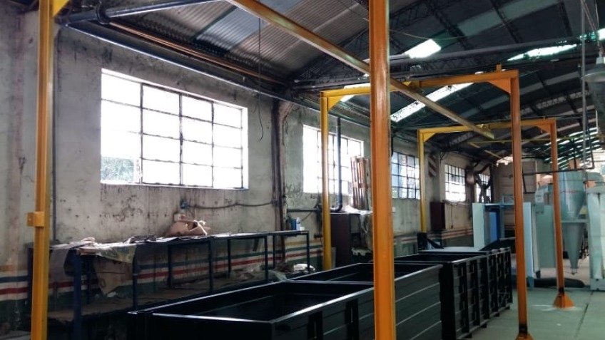 Con un subsidio del Ministerio de Desarrollo Social de la Nación montaron una línea de lavado y la cabina de pintura vitrificada. Junto al nuevo horno, son claves para el enlosado de la cocina y el te