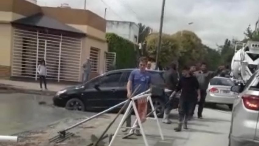 Vecina encajó su auto en hormigón fresco de una obra