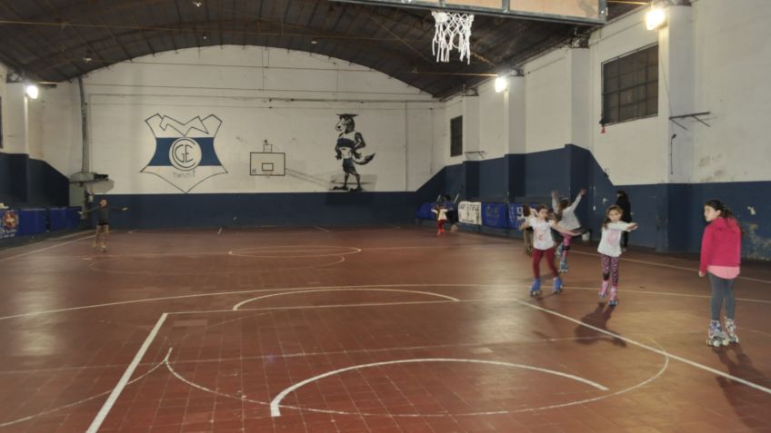 Gimnasio del club y alumnas de patín