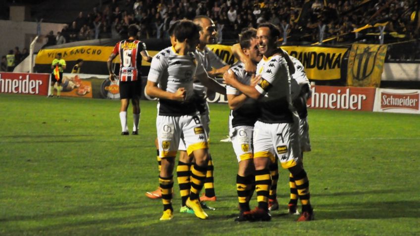 Santamarina superó 2 a 0 a Chacarita