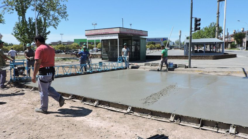 Con la colocación de hormigón continúa la repavimentación de la Avenida Buzón
