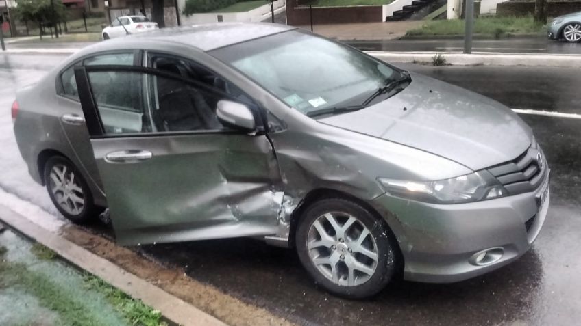 Choque entra auto y camioneta deja una persona herida