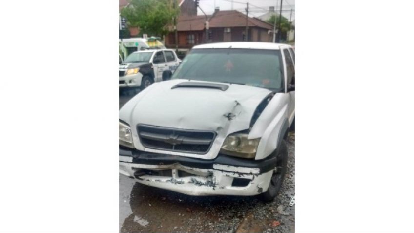 Choque entra auto y camioneta deja una persona herida