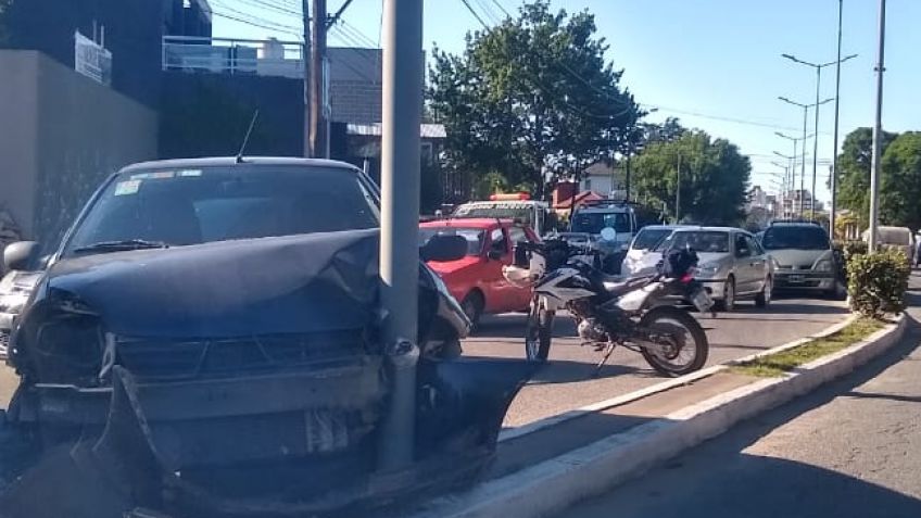 Vehículo chocó contra un poste de luz