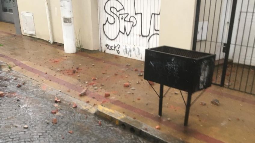 Peligro: cayó un rayo en un edificio y desprendió escombros  