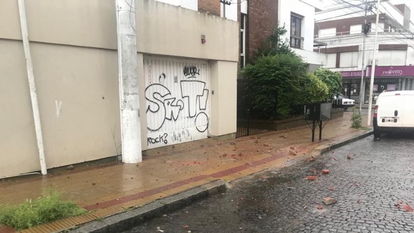 Peligro: cayó un rayo en un edificio y desprendió escombros  