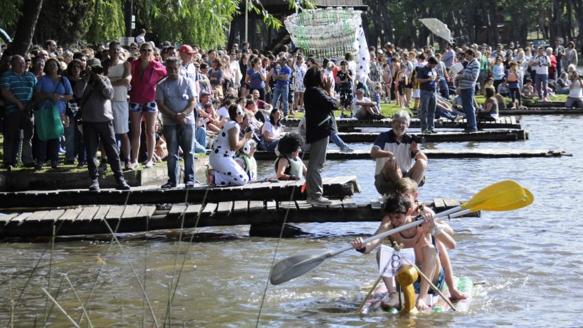 Se realizó una nueva regata de embarcaciones construidas con elementos recuperados