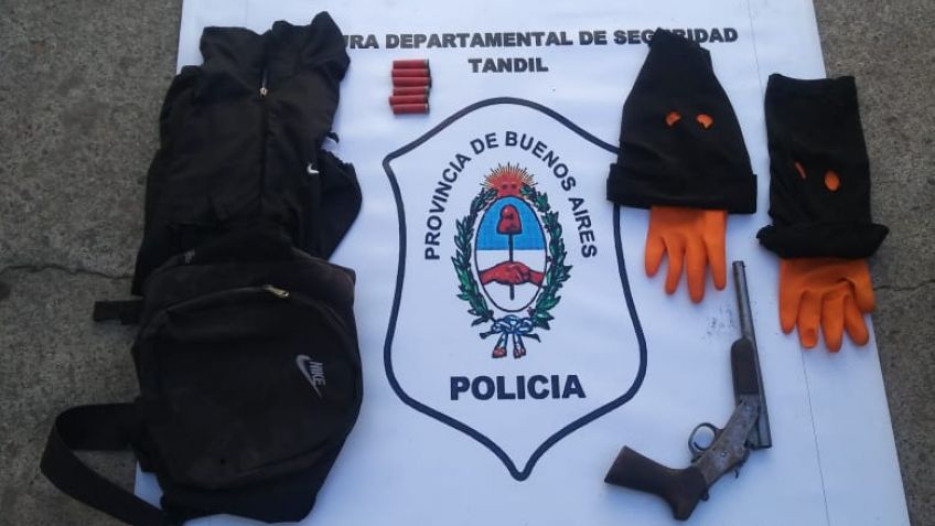 Una pareja fue asaltada desde el auto por sujetos armados