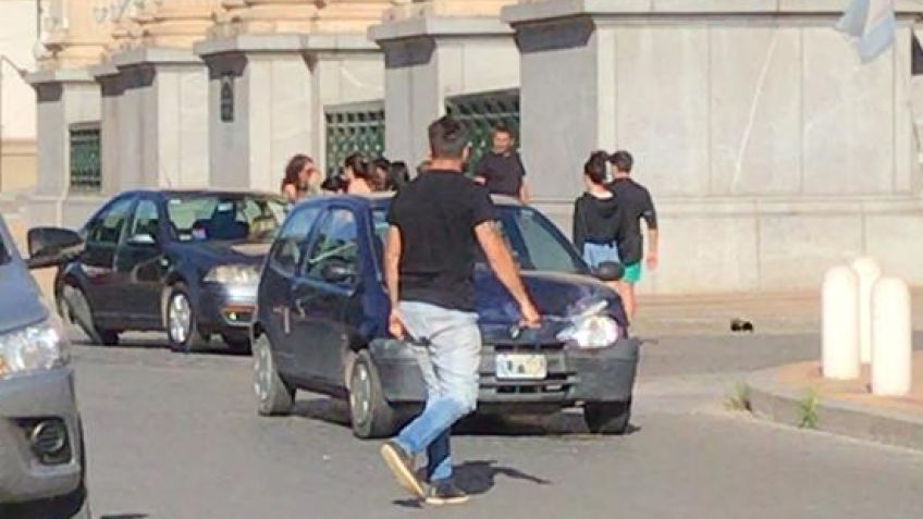Choque entre dos autos en Chacabuco y Belgrano
