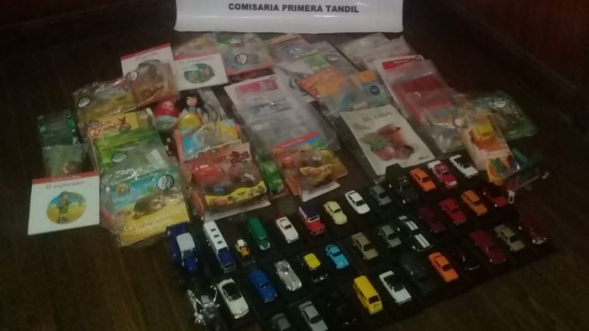 Roban cajas con juguetes y revistas de un kiosko