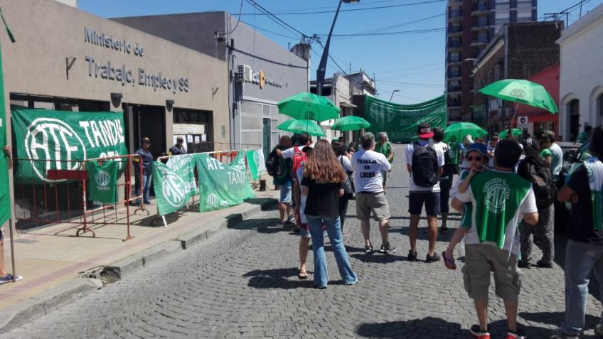 Brindis con pan y agua por despidos en la Secretaría de Trabajo
