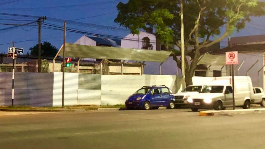 Vecinos denuncian clausura de vereda