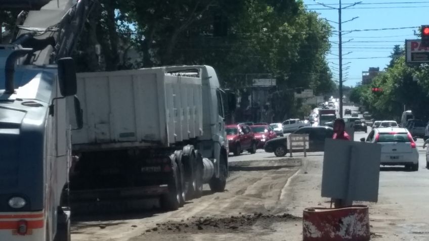 Avanzan los trabajos de repavimentación y boulevard en Avellaneda
