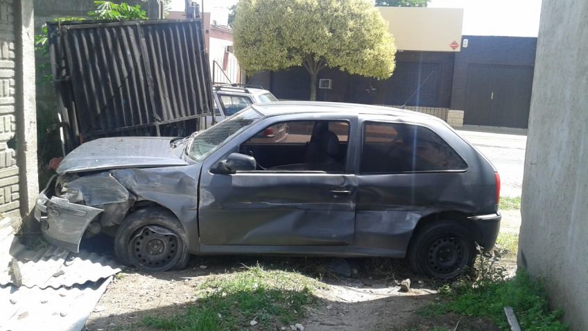 Lo chocaron en la esquina y se metió en un patio
