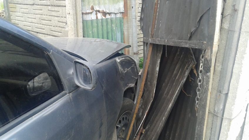 Lo chocaron en la esquina y se metió en un patio
