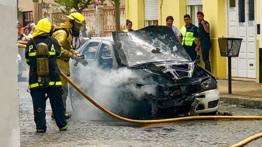 Se incendio un auto en Montevideo y Colón