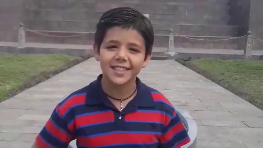 Enoc cantando en la mitad del mundo