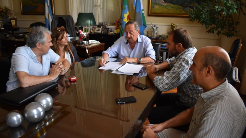 Se firmó el contrato para la extensión de la red cloacal en Movediza