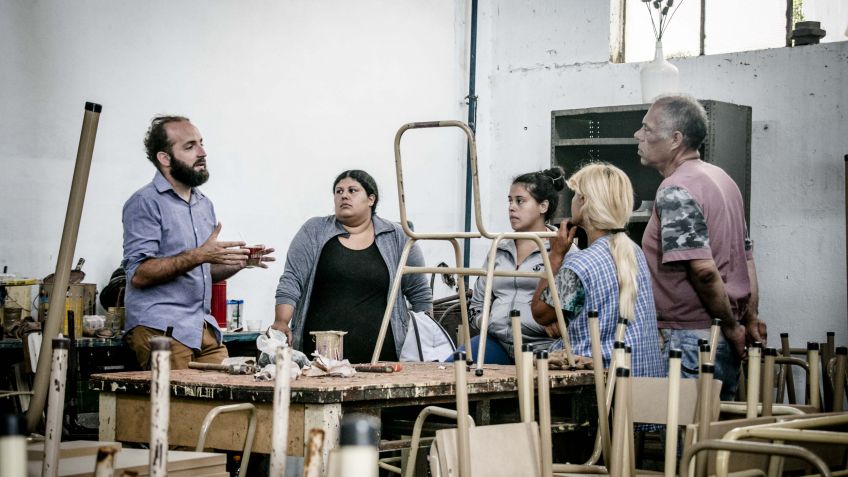 Se entregaron más de 600 mesas y 1200 sillas a más de 40 establecimientos educativos