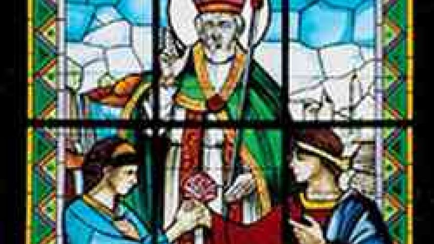 San Valentino (obispo de Terni) casaba en secreto a los soldados, que tenían prohibido el matrimonio. El emperador lo hizo decapitar en el año 270