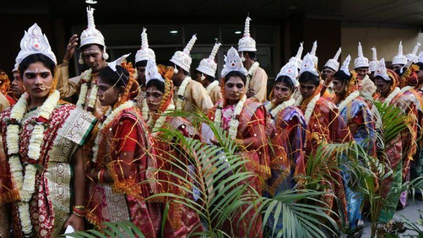 En la India, el 14 de febrero se celebra BODAS COLECTIVAS Y GRATUITAS, centenares de parejas dan el SI.