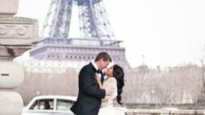 En Paris, para San Valentín hay cola para la foto frente a la Torre Eiffel vestidos de novios. Un clásico que no pasa de moda.