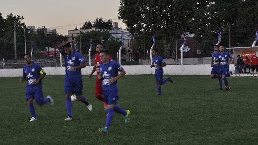 Grupo por los tres puntos de local