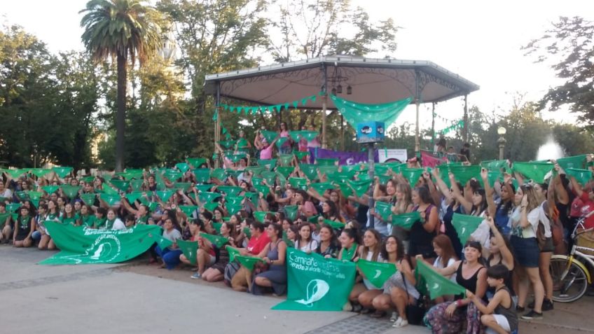 Con otro concurrido "pañuelazo", pidieron por el aborto legal
