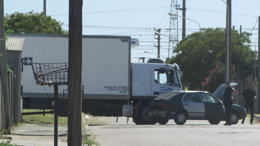 Choque entre camión y auto: una mujer herida