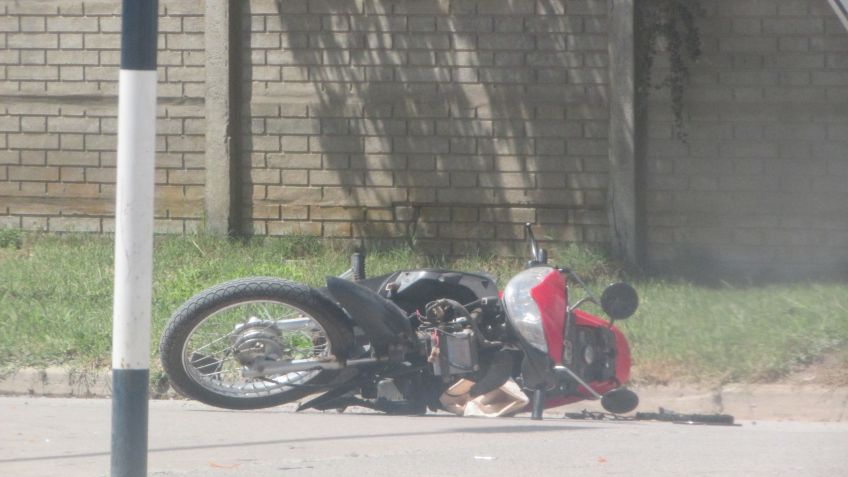 Una mujer hospitalizada tras choque entre auto y moto