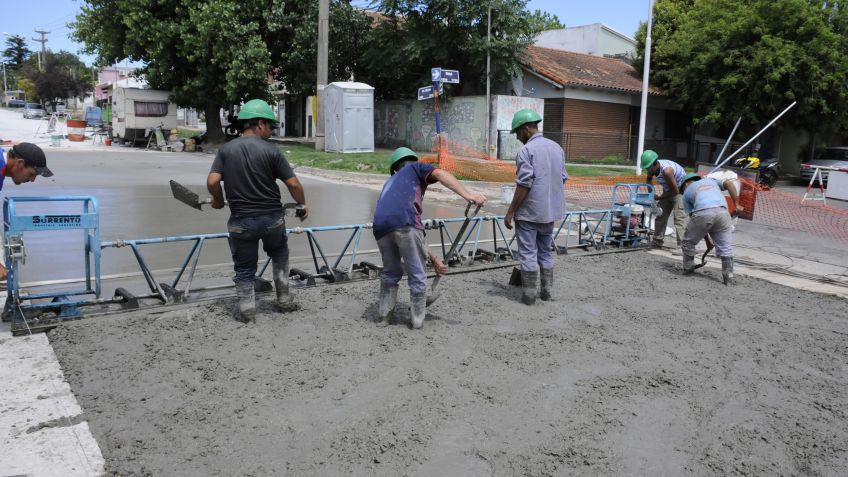 Se firmaron los contratos para la pavimentación y repavimentación de 62 cuadras