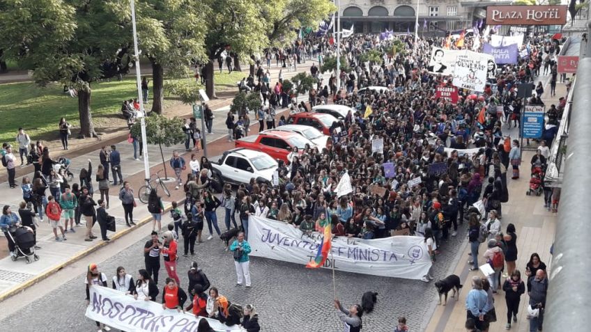 8M: más de 2000 mujeres marcharon por el centro tandilense