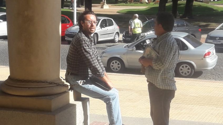 Vecino del Barrio Canadá se encadenó al Municipio en busca de respuestas