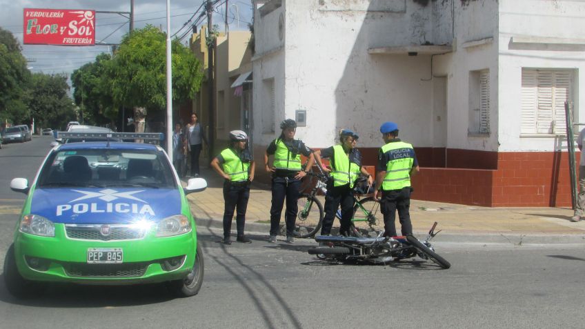 Una mujer hospitalizada tras accidentarse en su moto