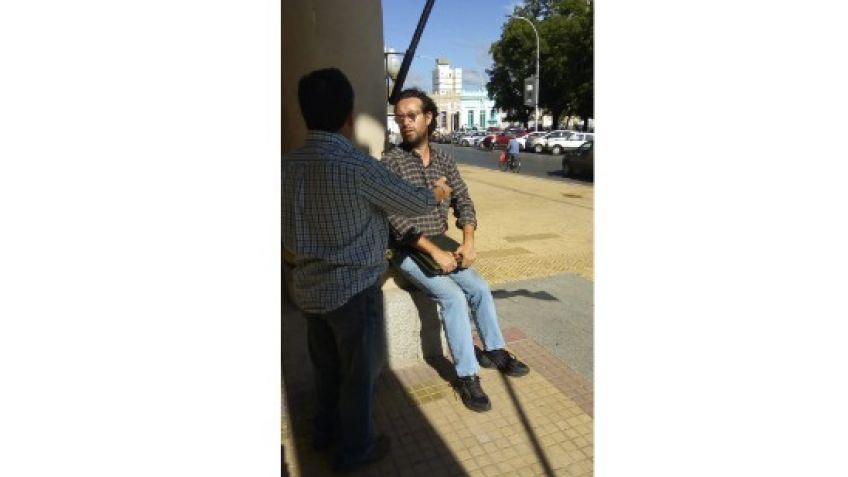 Finalmente, el vecino encadenado al Municipio fue recibido por autoridades
