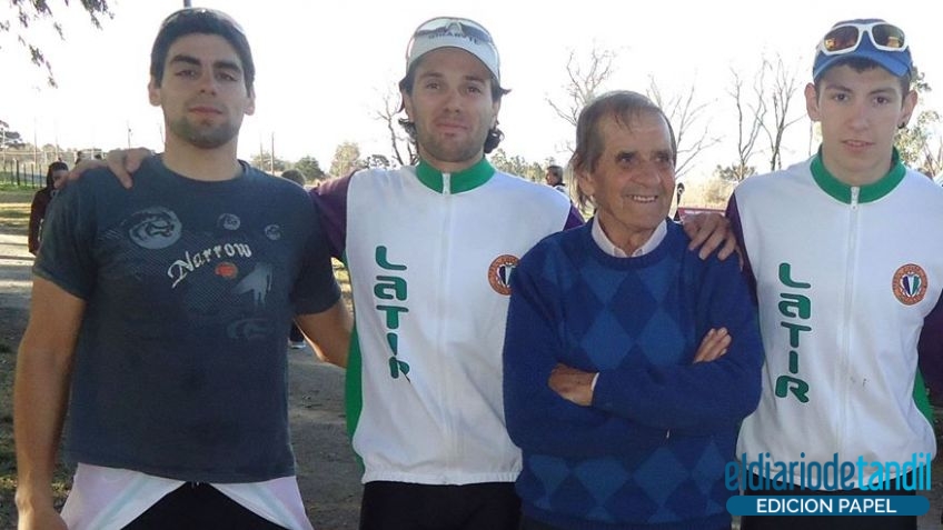 Ludovico junto a jovenes ciclistas