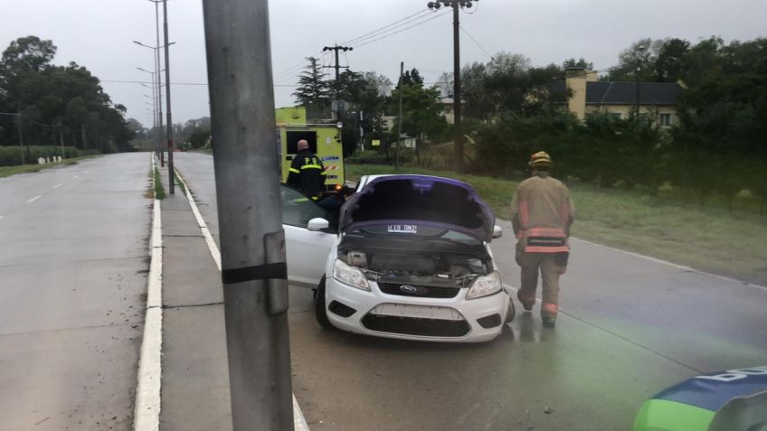 Auto chocó contra una columna de alumbrado