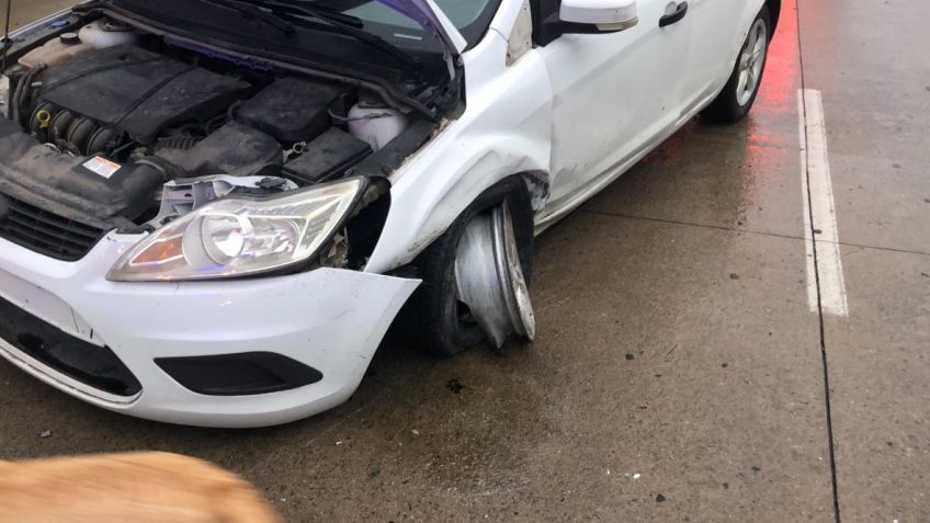 Auto chocó contra una columna de alumbrado