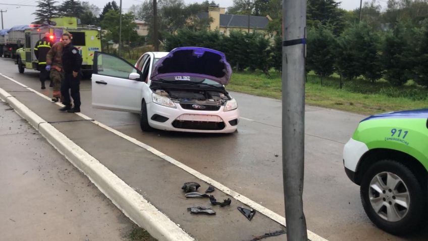 Auto chocó contra una columna de alumbrado