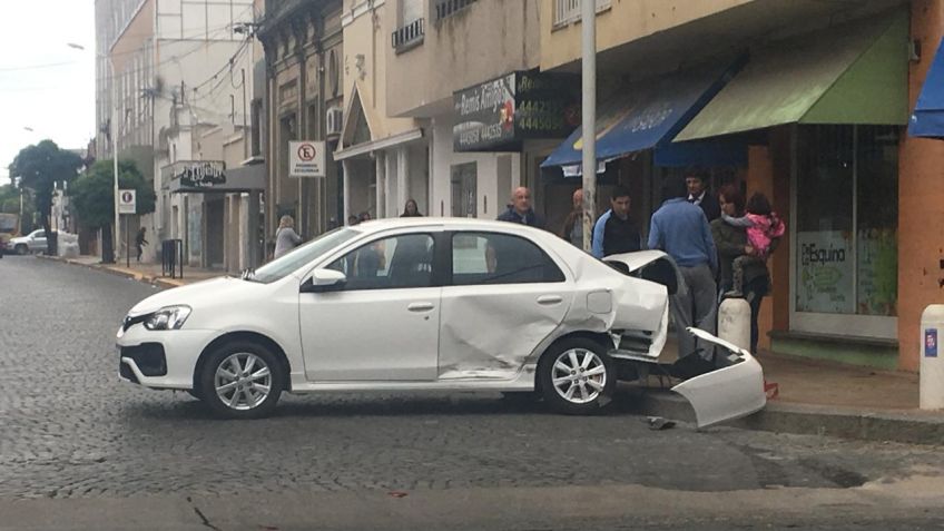 Choque entre dos autos en pleno centro