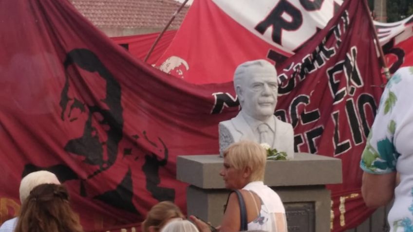 La UCR descubrió el busto de Alfonsín 