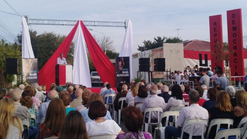 La UCR descubrió el busto de Alfonsín 