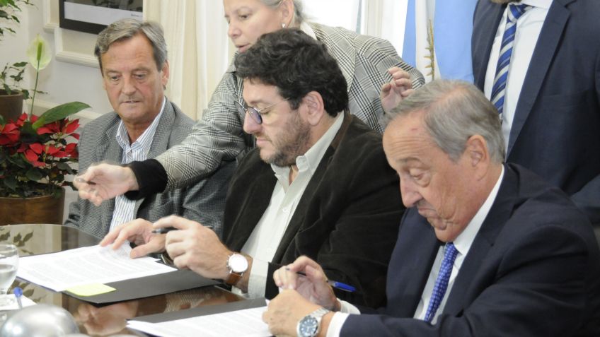 Se firmó el convenio para comenzar las obras en el Teatro Cervantes