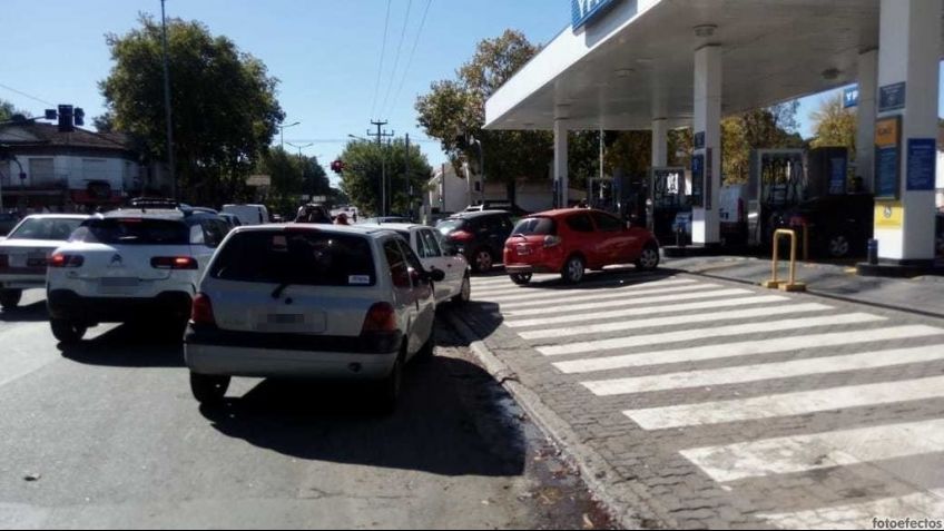 Filas para cargar combustible entorpeciendo el tránsito